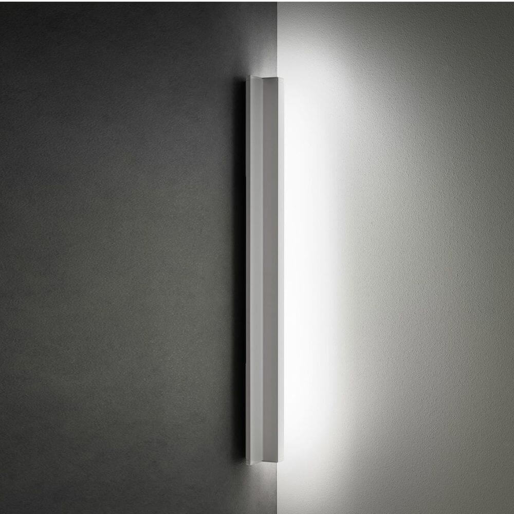 Luceplan Wandlampe Any 63cm weiß an einer Wand, stilvolles und minimalistisches Design.