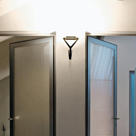 Luceplan væglampe Lola roterende lyseffekt, elegant væglampe i moderne interiør.