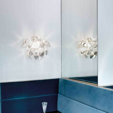 Luceplan applique Hope Ø 61 cm sur le mur, reflétée dans le miroir, design moderne, lentilles en polycarbonate.