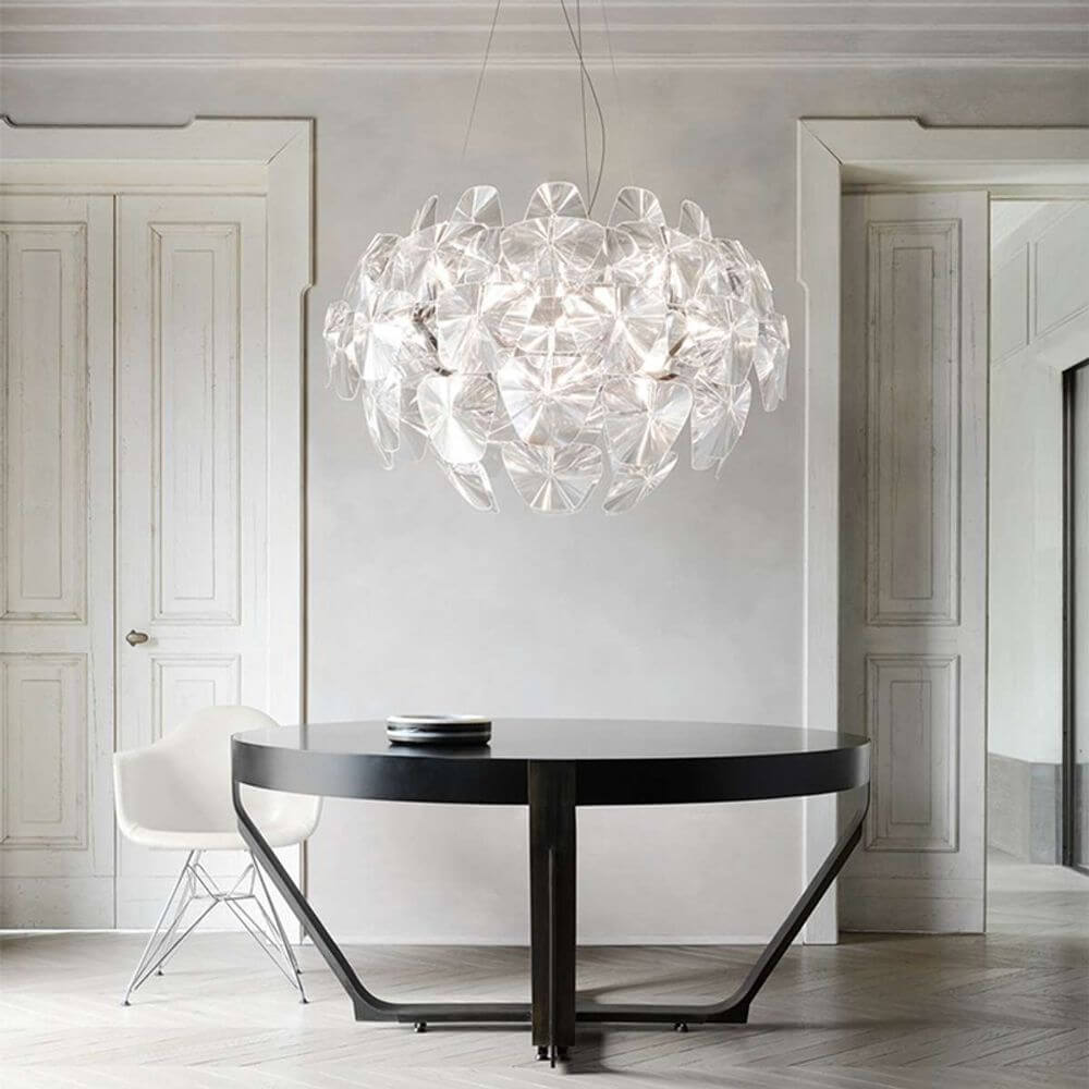 Luceplan XL Hängelampe Hope Ø 110cm transparent über schwarzem Tisch in modernem Raum.