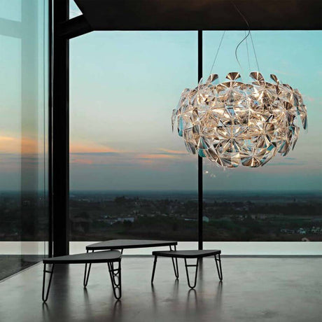 Luceplan XL Hängelampe Hope Ø 110cm transparent im modernen Raum mit Blick auf die Landschaft.