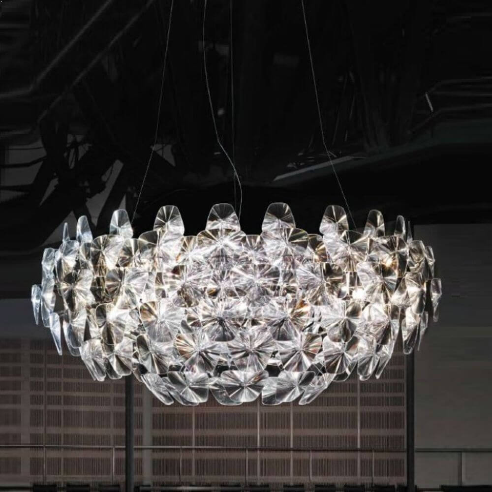 Luceplan XXL Hängelampe Hope Ø 200cm in einer modernen, prismatischen Design-Umgebung.