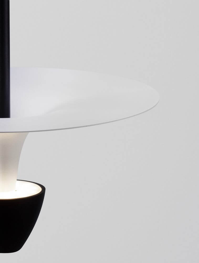 Luet LED Pendelleuchte 3000K Schwarz, Weiß mit modernem Design und elegantem Lampenschirm.