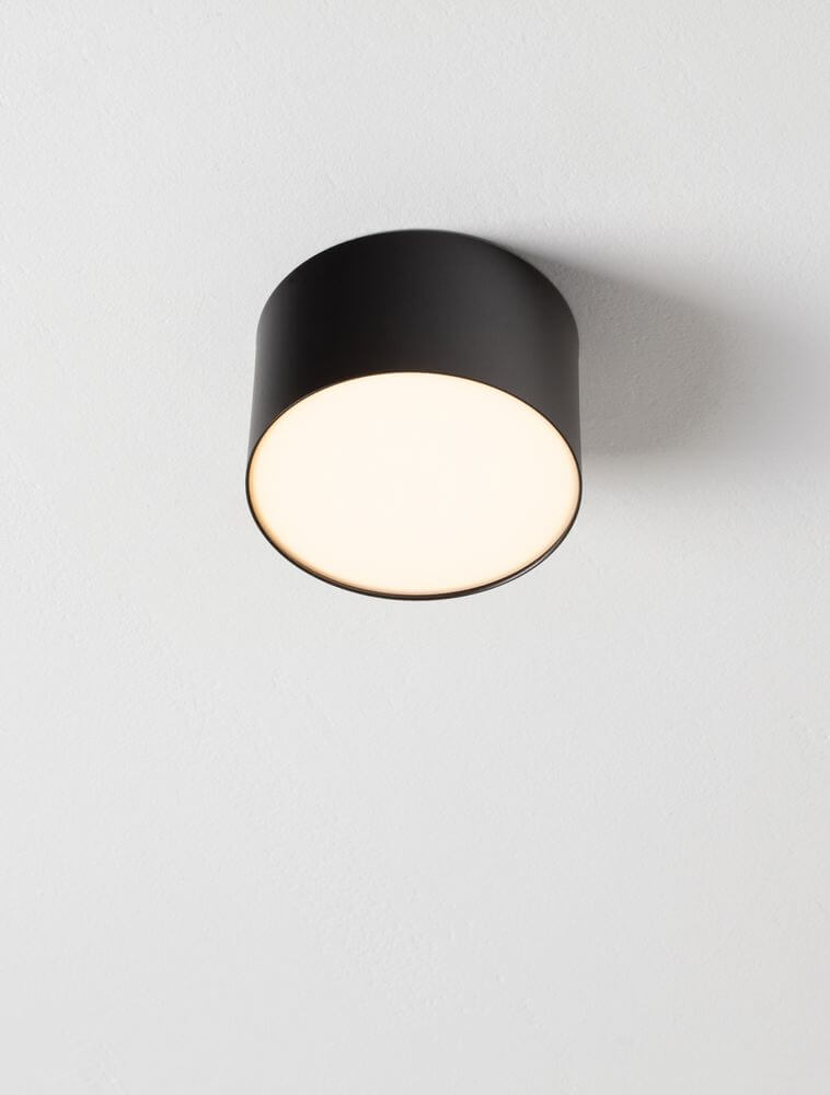 Luldo LED Deckenleuchte Ø 11cm 3000K an der Decke montiert, modernes Design in Schwarz.