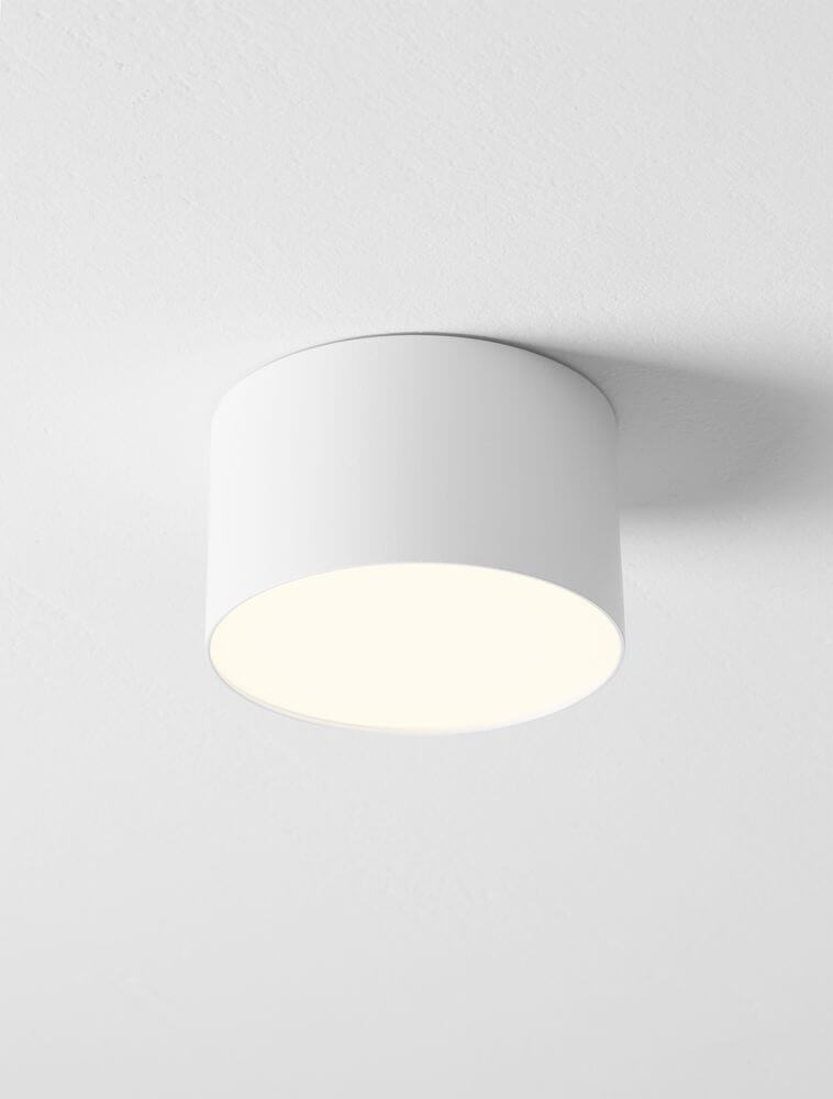 Luldo LED Deckenleuchte Ø 11cm 3000K an der Decke montiert mit hellem Licht.