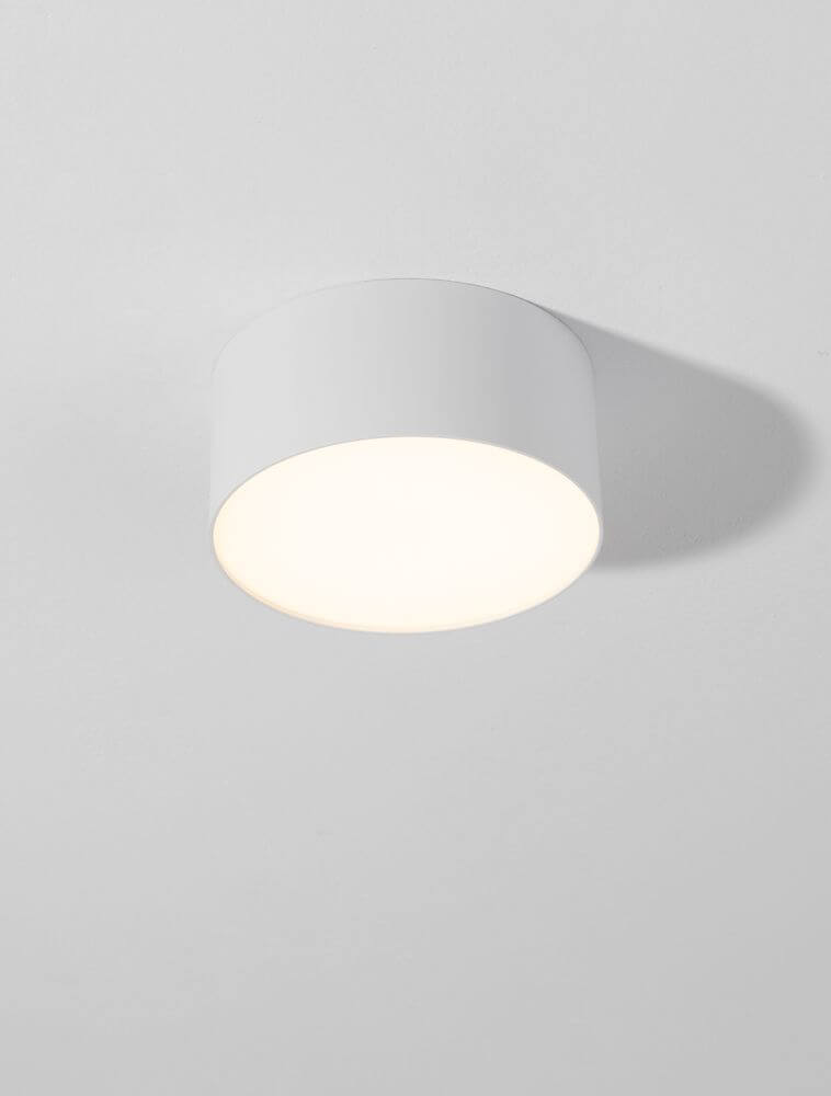 Luldo LED Deckenleuchte Ø 14cm 3000K an Decke montiert mit warmweißem Licht.