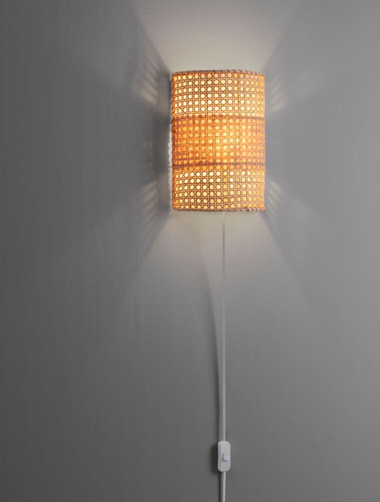 Lum Wandleuchte Natur an der Wand mit warmem Licht und modernem Design.