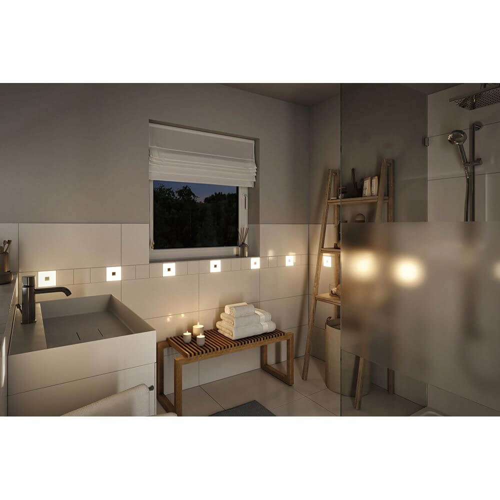 Moderne Badezimmerbeleuchtung mit LumiTiles LED Fliesen Square Set, warmweißen LEDs und elegante Einrichtung.