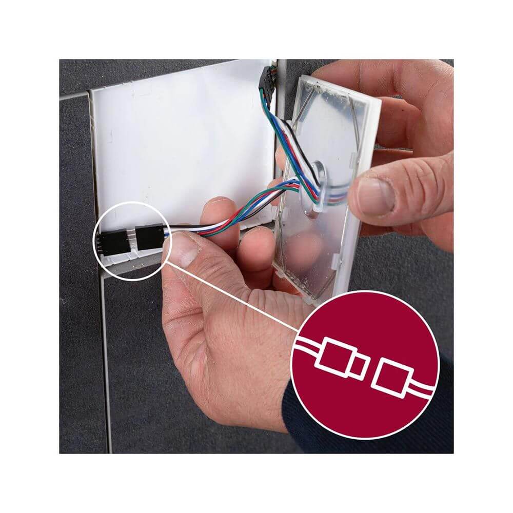 Installation des Kabels für LumiTiles LED Fliesen, mit Verbindungstechnik in Nahaufnahme.