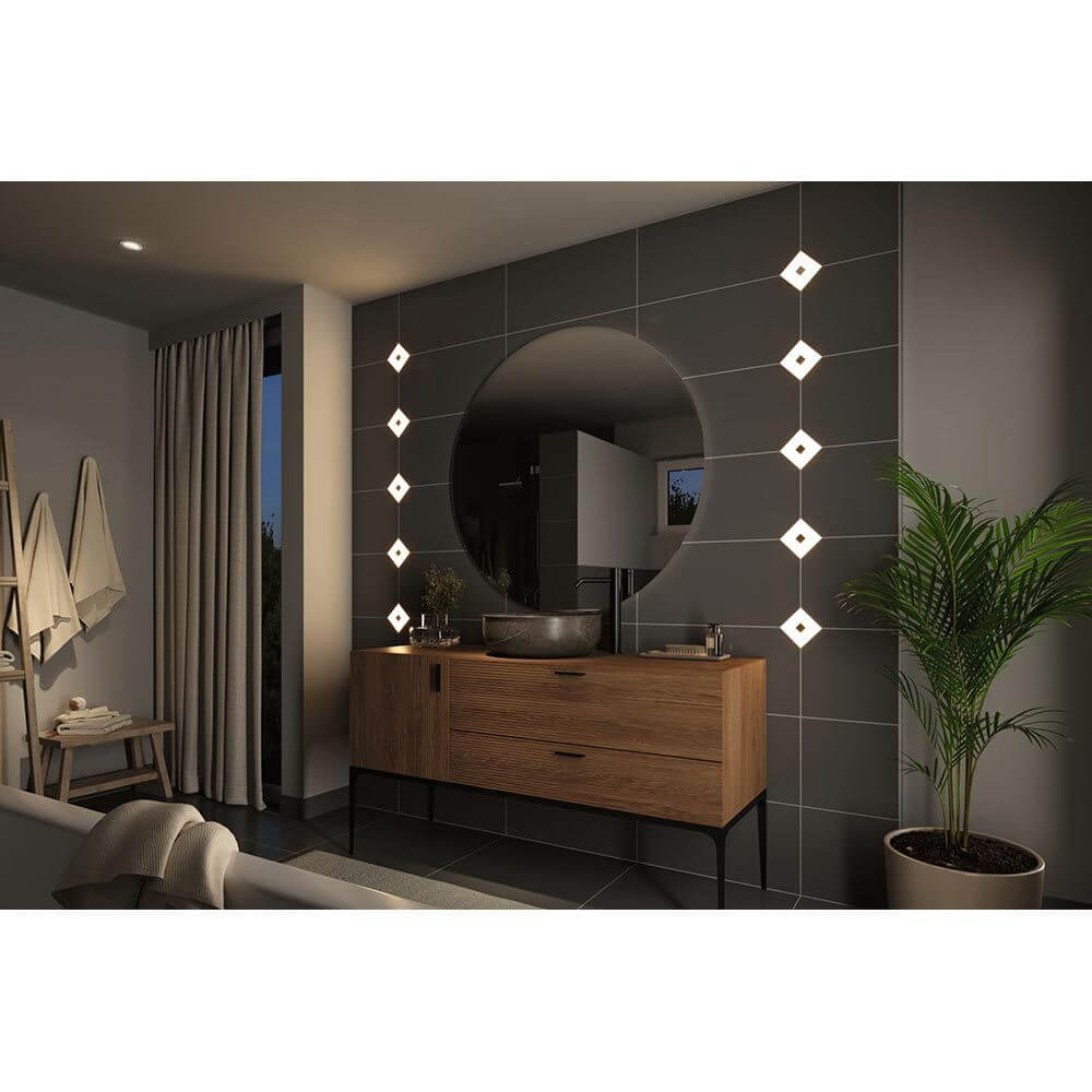Moderne Badezimmer mit LumiTiles LED Fliesen in warmweiß, Holzkommode und großem Spiegel.