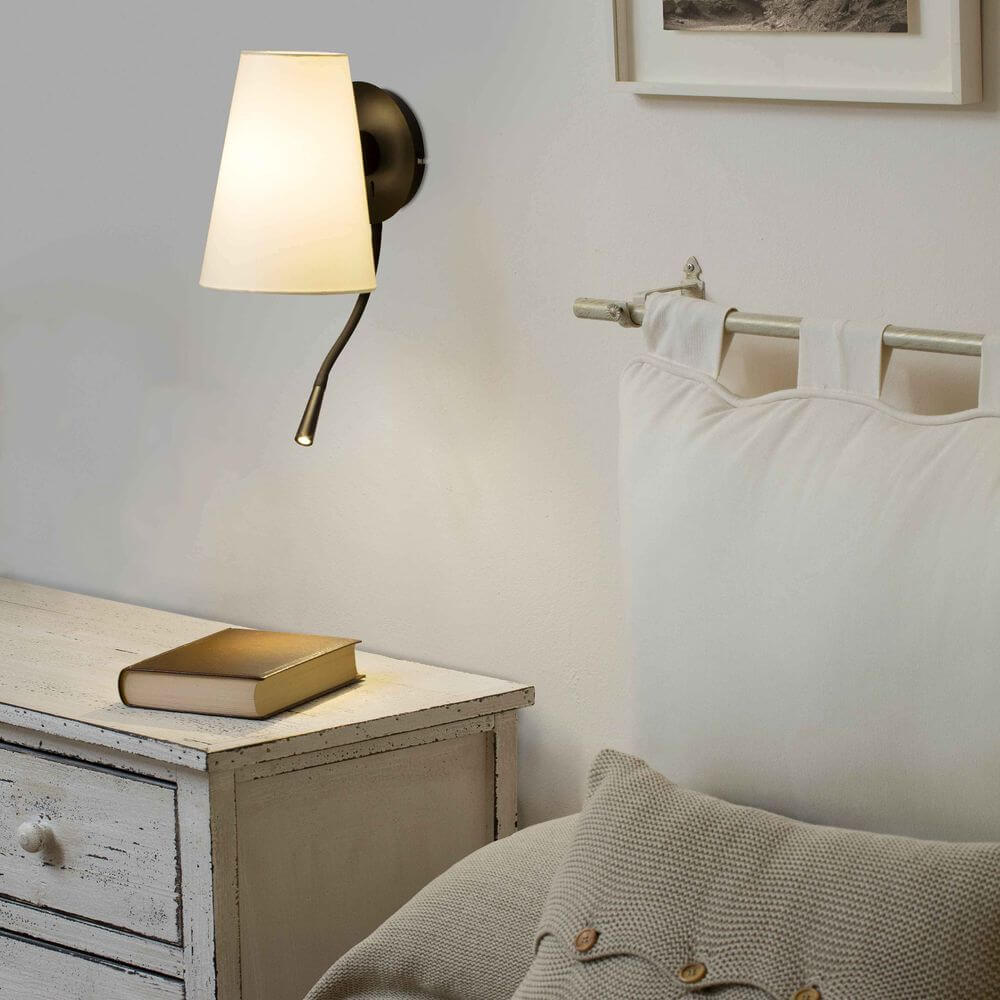 Moderne Lupe LED Wandleuchte in Schwarz mit Leseleuchte und beige Lampenschirm für stilvolle Raumbeleuchtung.