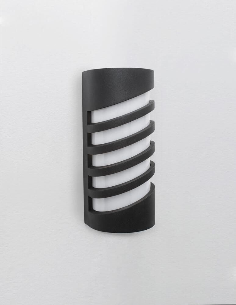 Lupo LED Außenwandleuchte 3000K Schwarz IP65 an einer Wand montiert, modernes Design, warmweißes Licht.