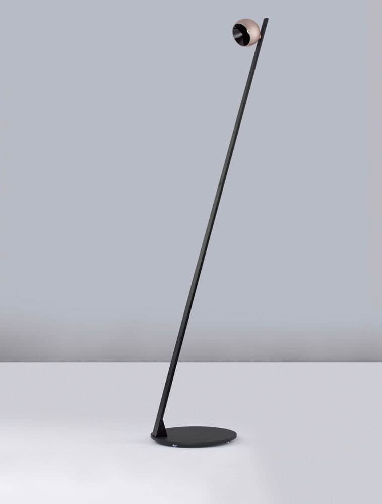 Lusa LED Stehlampe 3000K Champagner, Schwarz in modernem Design mit schmaler Stange und schickem Lampenschirm.