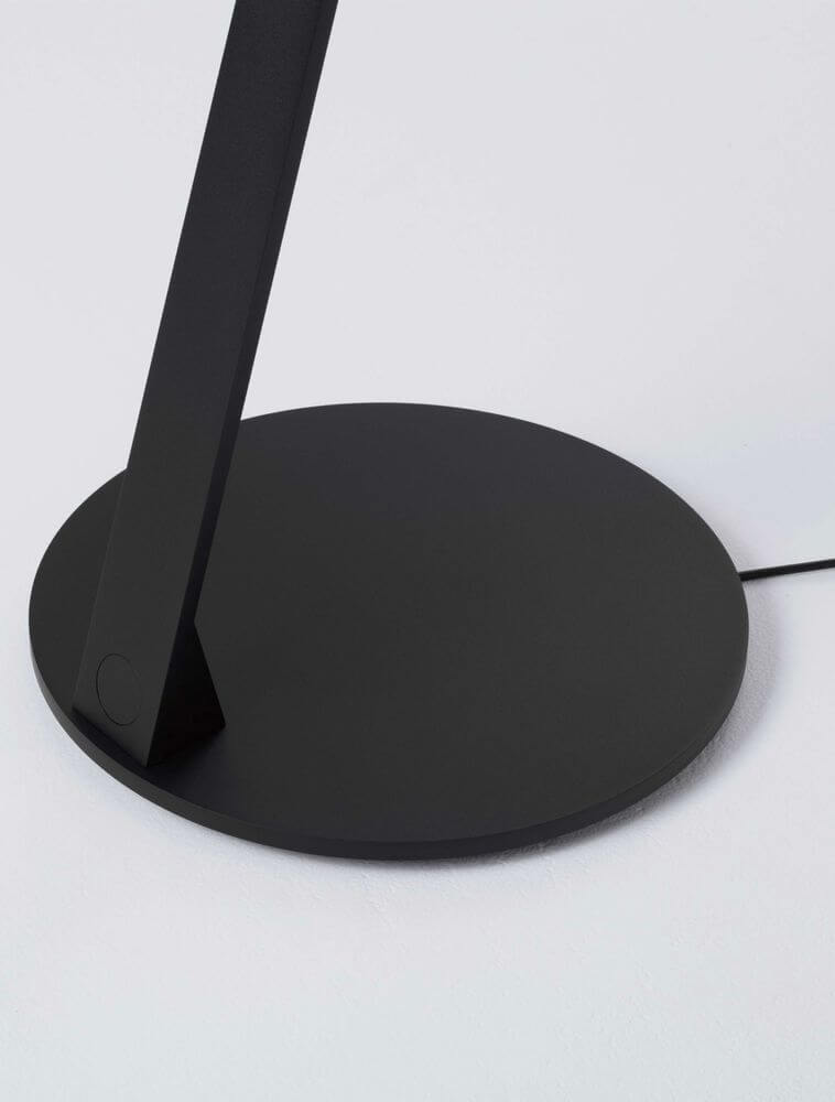 Lusa LED Stehlampe 3000K Champagner, Schwarz Fuß und Ständer in Schwarz, elegantes und modernes Design.
