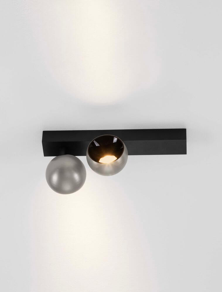 Lusa LED Wandleuchte 2-flammig 3000K in minimalistischem Design mit zwei schwenkbaren Lichtköpfen.