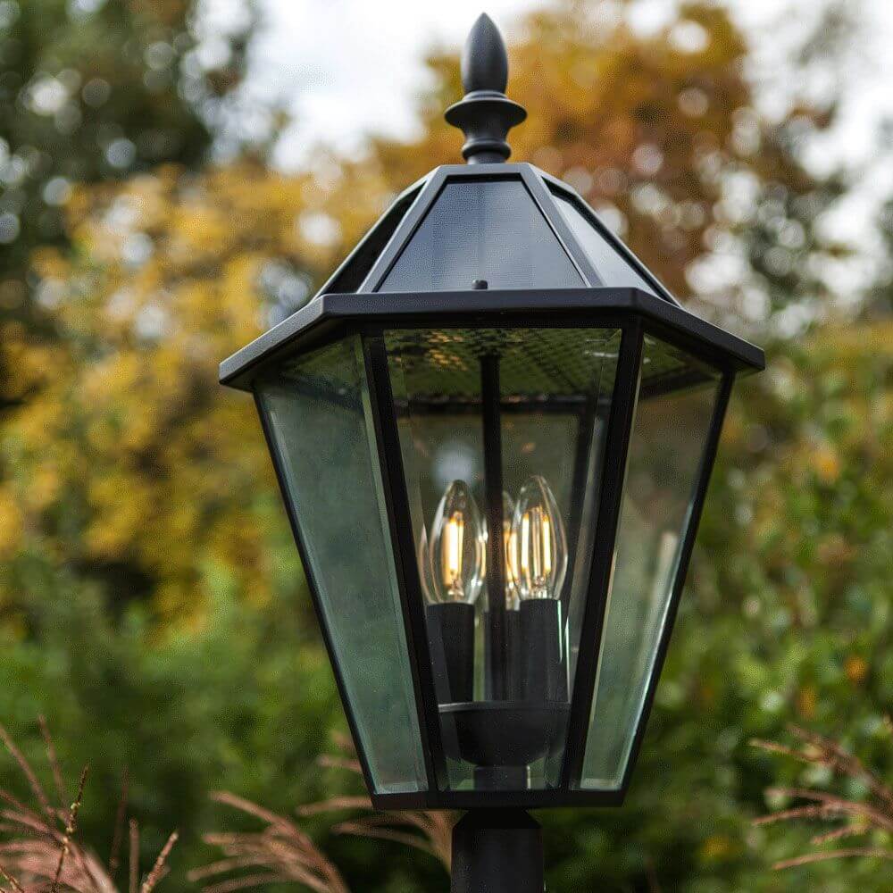 Lutec London Außen-Standleuchte IP44 300lm mit klassischer 6-seitiger Laterne und warmem Licht.