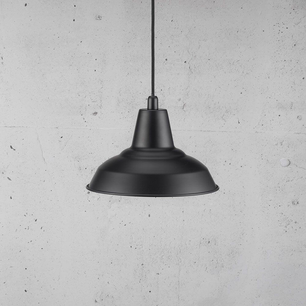 Lyne Pendelleuchte mit Stoffkabel Schwarz, elegantes Design mit mattschwarzer Oberfläche, ideal für moderne Wohnräume.