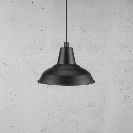 Lyne pendel med sort stofkabel, elegant design med matsort overflade, ideel til moderne opholdsrum.