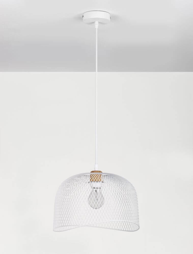 Alt Tag: Lyron Pendelleuchte Ø 30cm mattweiß mit filigratem Metallschirm und Naturholz-Akzent, minimalistisches Design für moderne Wohnräume
