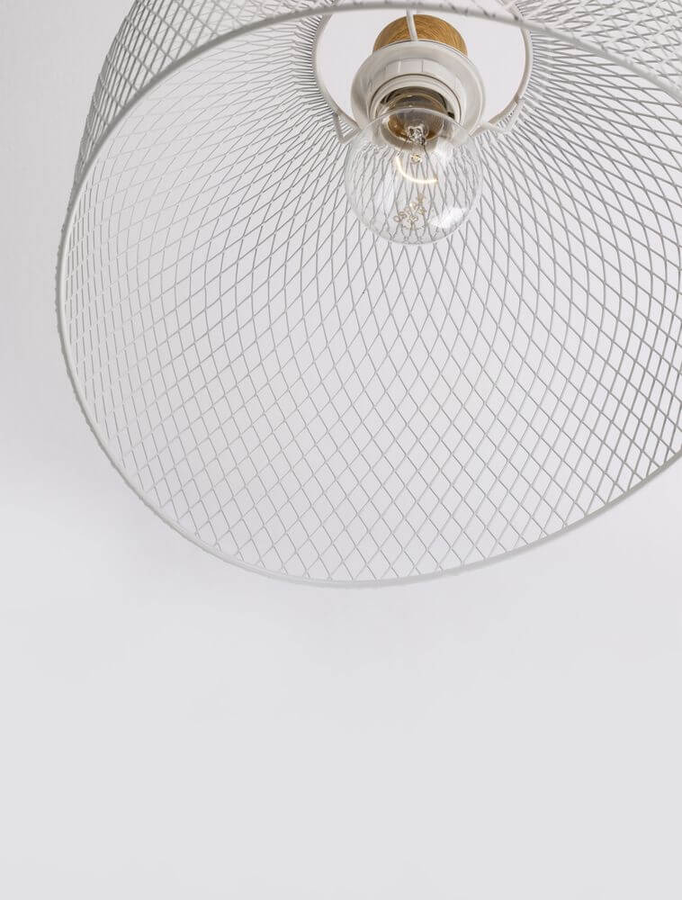 Lyron Pendelleuchte Ø 30cm – filigraner mattweißer Metall‑Lampenschirm mit Naturholz-Akzent und sichtbarer Glühbirne, modernes minimalistisches Design