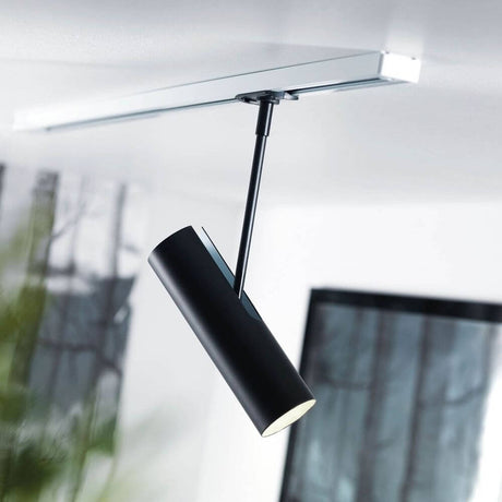 MIB 6 Spot + Adapter für Link Schienensystem Schwarz an einer Decke montiert.