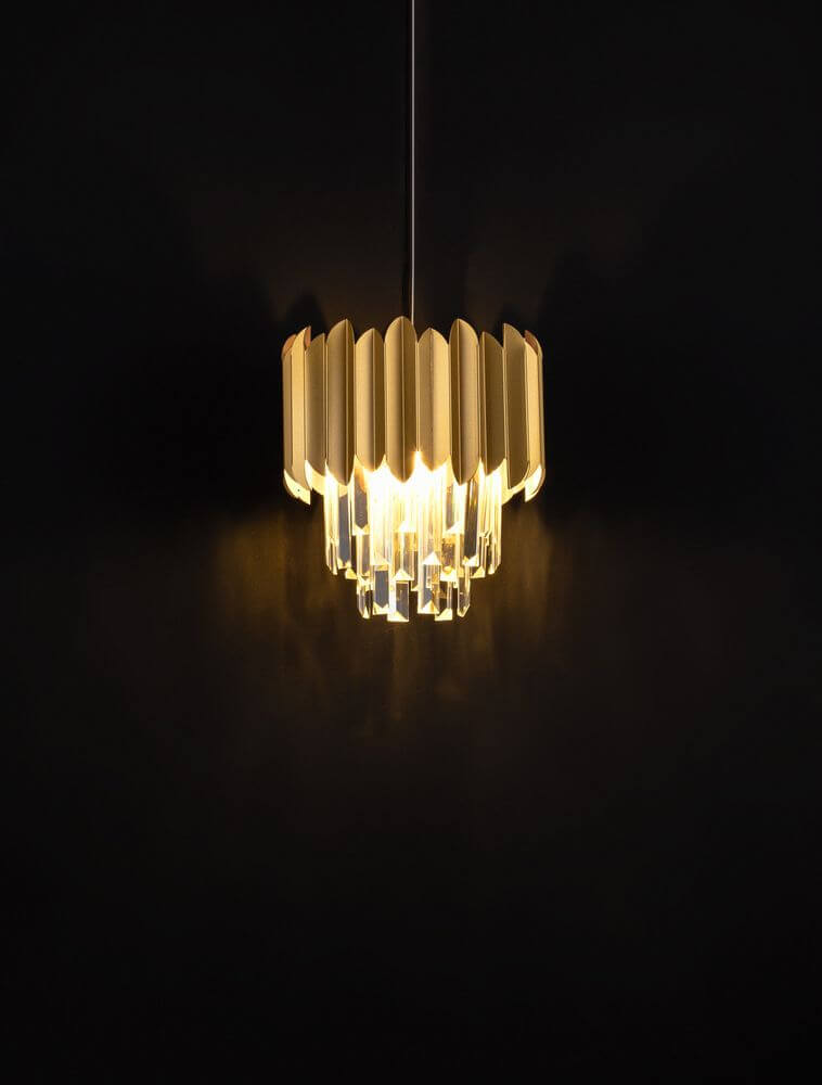 Magnolia Pendelleuchte E14 Ø 25cm mit Kristallprismen und edlem Design, ideal für stimmungsvolle Beleuchtung.