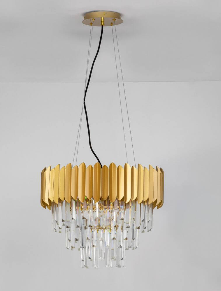 Magnolia Pendelleuchte Prismatisch 6-flammig Ø 50cm mit goldfarbenem Aluminium und facettierten Kristallen.