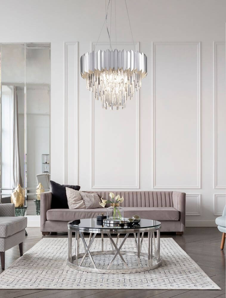 Magnolia Pendelleuchte Prismatisch 6-flammig Ø 50cm im eleganten Wohnzimmer mit modernem Interieur.