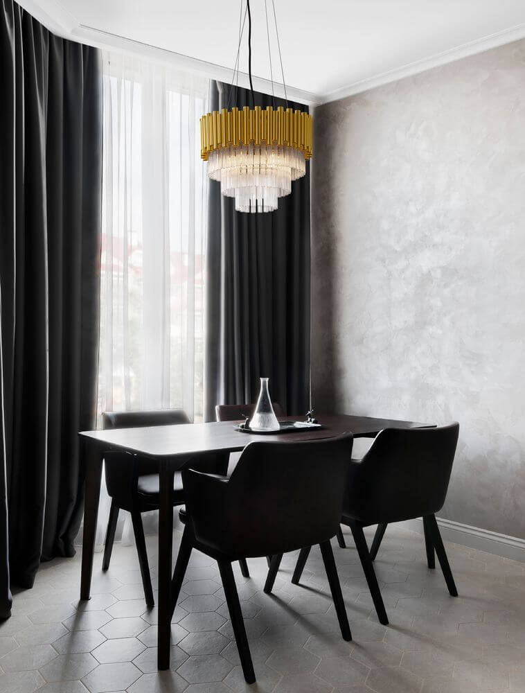 Magnolia Pendelleuchte Zylindrisch 5-flammig Ø 39cm Gold über einem eleganten Esstisch in modernem Interieur