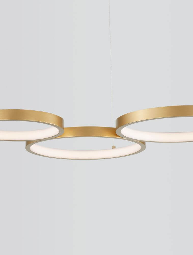 Magnus LED Pendelleuchte 3-flammig 3000K in Gold mit drei kreisrunden Leuchtmitteln.