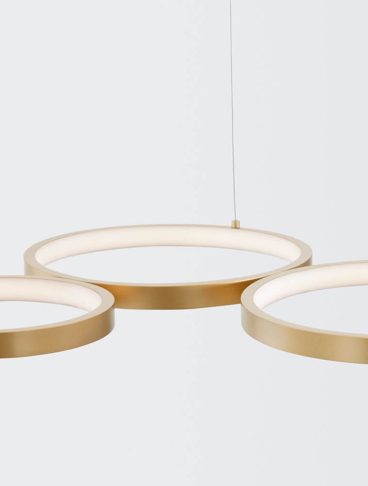 Magnus LED Pendelleuchte 3-flammig 3000K mit drei runden Leuchtmitteln in Goldfarbe.