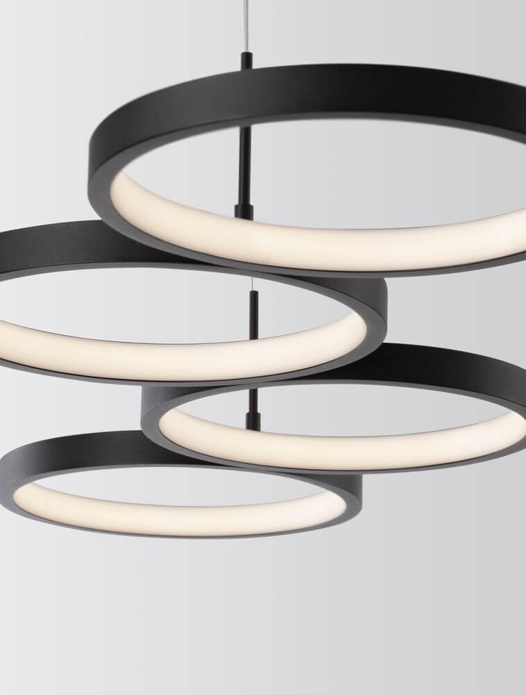 Magnus LED Pendelleuchte 4-flammig 3000K in modernem Design mit drei runden Leuchten.