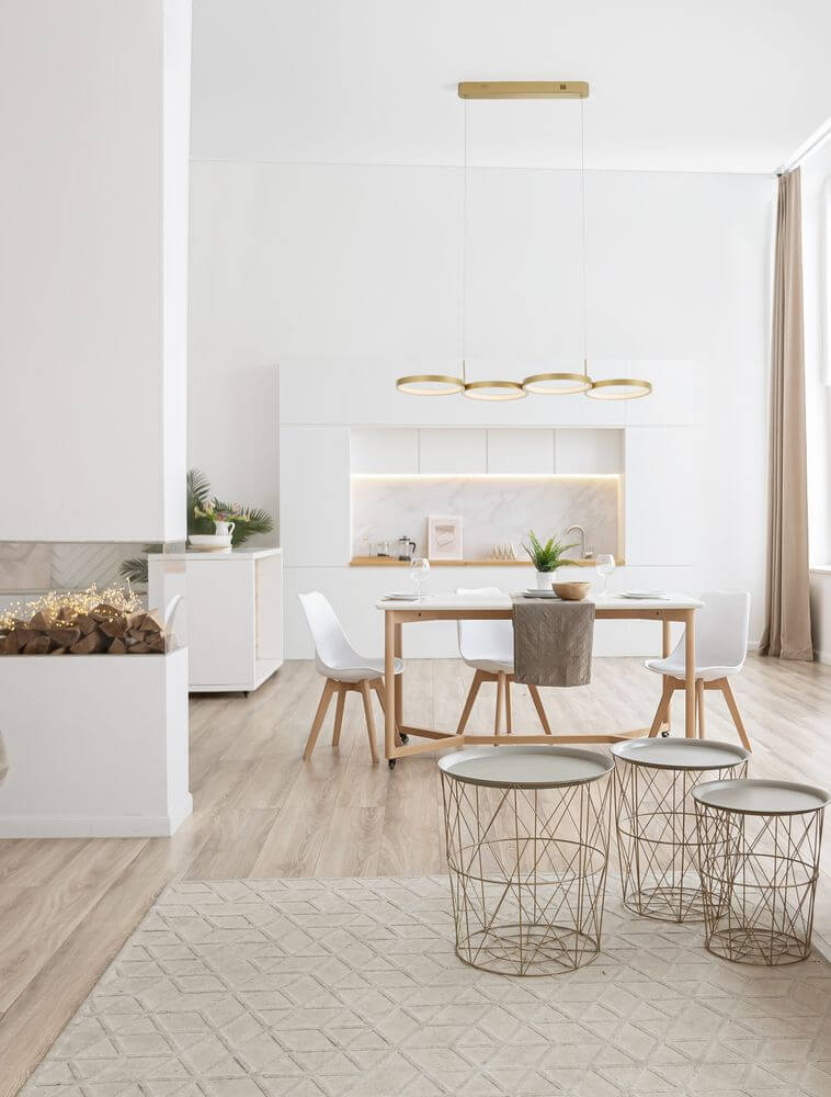 Moderne Wohnung mit Magnus LED Pendelleuchte 4-flammig 3000K über dem Essbereich.