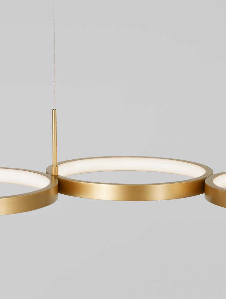 Magnus LED Pendelleuchte 4-flammig 3000K in modernem, goldfarbenem Design mit drei runden Lampenschirmen.