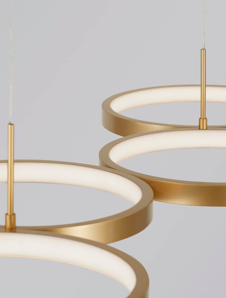 Magnus LED Pendelleuchte 4-flammig 3000K im eleganten goldfarbenen Design mit mehreren Lichtquellen.