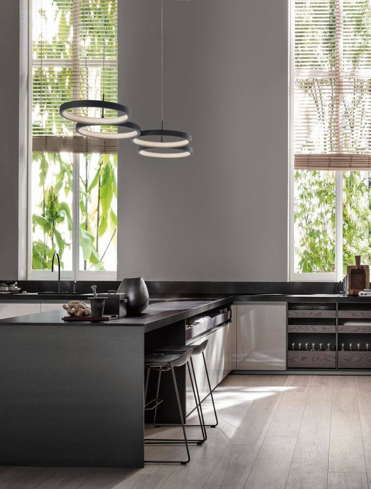 Moderne Küche mit Magnus LED Pendelleuchte 4-flammig 3000K über der Kücheninsel.