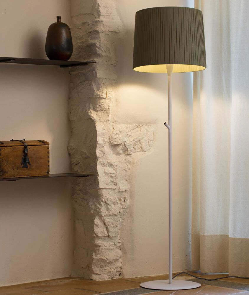 Mambo Stehlampe 123cm (ohne Schirm) in modernem Innenraum mit grünem Lampenschirm und minimalistischer Anordnung.