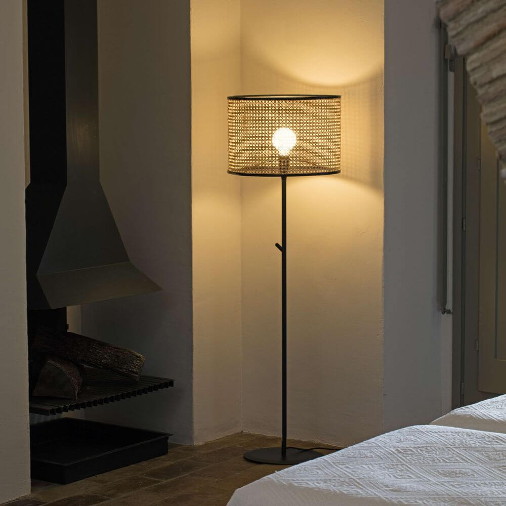 Mambo Stehlampe 123cm (ohne Schirm) in modernem Innenraum mit warmem Licht.
