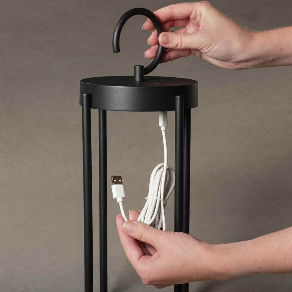 Manorola LED Außen Laterne CCT mit USB-Ladekabel, tragbar und dimmbar in Schwarz.