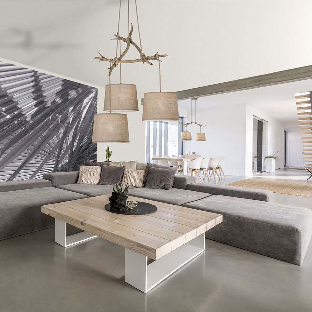 3-flammig Hängelampe Sabina Textil in braun über modernem Wohnzimmer mit Holz-Tisch und Sofa.