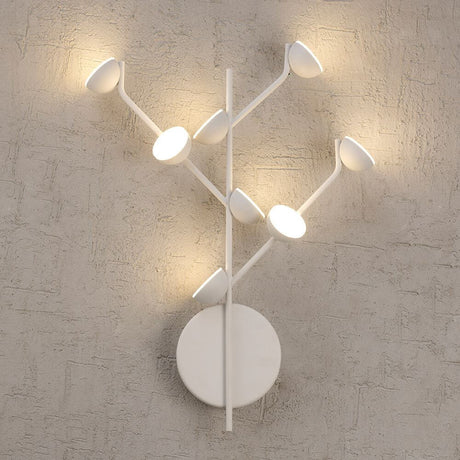 Adn LED-Wandleuchte Medium in modernem Design mit mehreren Lichtquellen an einer wandmontierten Halterung.