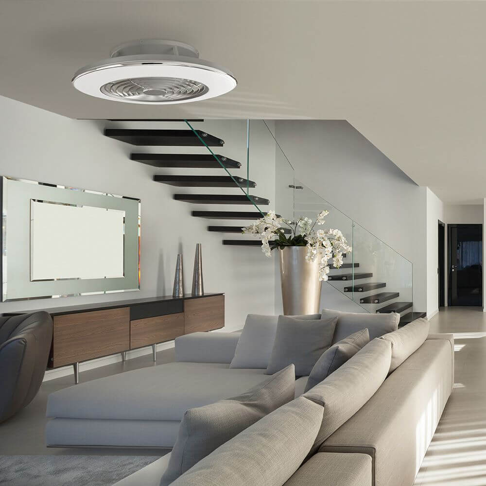 Moderne Wohnraum mit Alisio LED-Deckenleuchte + Ventilator, runde Form, stilvoll im weißen Farbdesign.