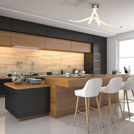 Armonia LED-plafonnier 114 cm dans un intérieur de cuisine moderne avec un éclairage élégant.