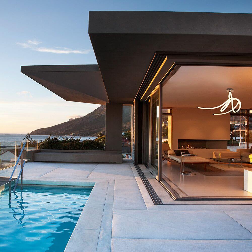Armonia LED-Deckenleuchte 68cm in moderner Architektur mit Poolansicht und eleganter Lichtwirkung.