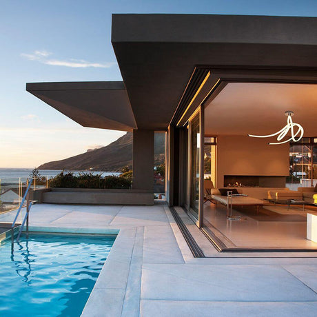 Plafonnier Armonia LED de 68 cm dans une architecture moderne avec vue sur la piscine et un effet lumineux élégant.