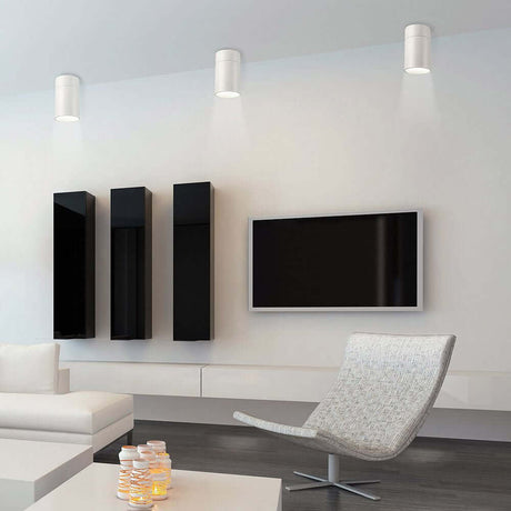 Projecteur spot Aruba cylindrique Petit dans un espace de vie moderne avec un effet lumineux élégant.