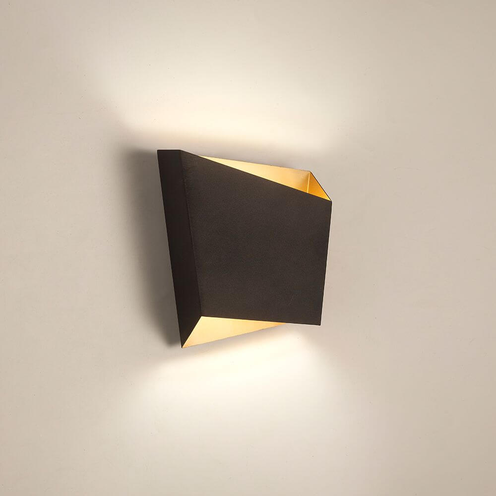 Asimetric Wandleuchte eckig in stilvollem Design, montiert an der Wand mit warmem Licht.
