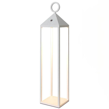 Lanterne d’extérieur Astun IP54 au design élégant et à la construction métallique pour des espaces extérieurs élégants.