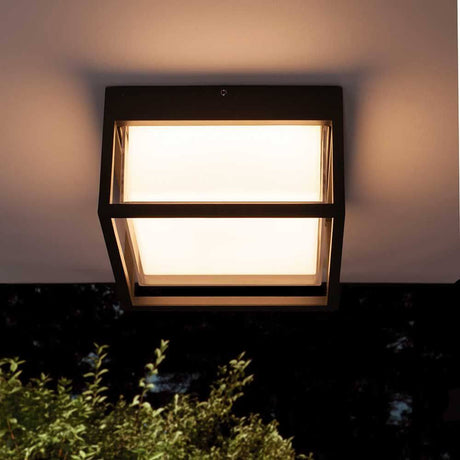 Chamonix quadratische Außen-LED-Deckenleuchte mit eckigem Metall- und Glasdesign, geeignet für den Außenbereich.
