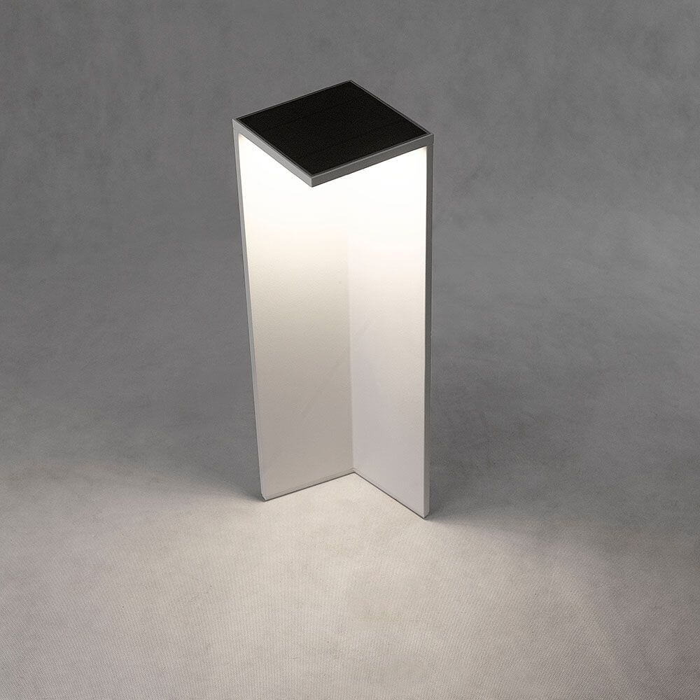 Chevalier Solar Außen-Wegeleuchte in eckigem Design mit graphitfarbenem Metall und Lichtaustritt.
